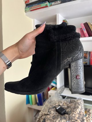 Botas negras tacón con decoración