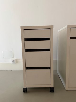 Cajonera Micke con ruedas beige