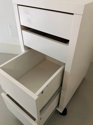 Cajonera Micke con ruedas beige