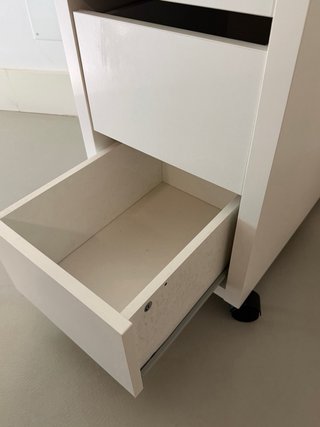 Cajonera Micke con ruedas beige