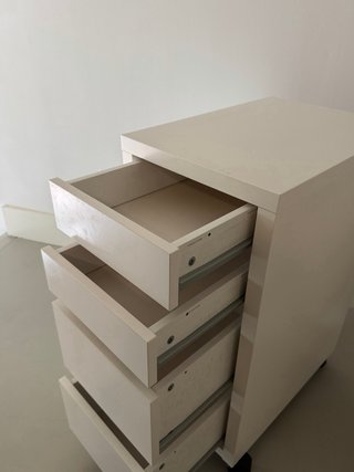 Cajonera Micke con ruedas beige