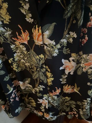 Camisa H&M flores negra multicolor