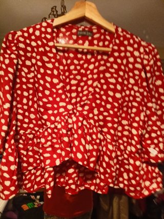 Blusa roja con estampado blanco,negra y roja.