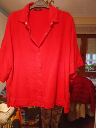Blusa roja con estampado blanco,negra y roja.