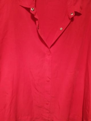 Blusa roja con estampado blanco,negra y roja.