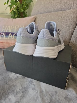 Zapatillas Adidas grises y blancas sin usar