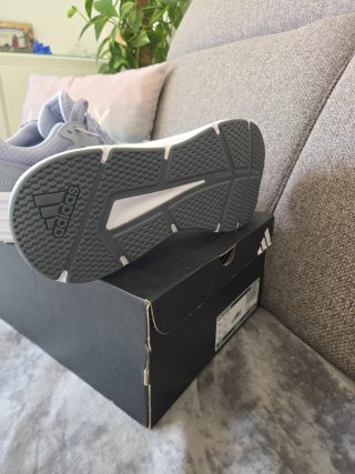 Zapatillas Adidas grises y blancas sin usar