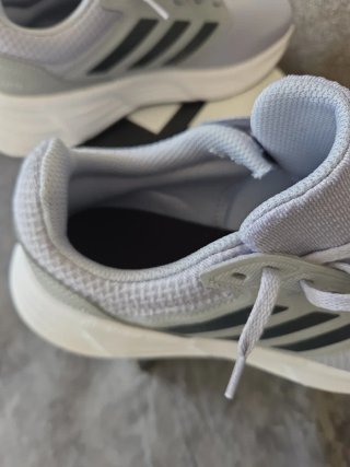 Zapatillas Adidas grises y blancas sin usar