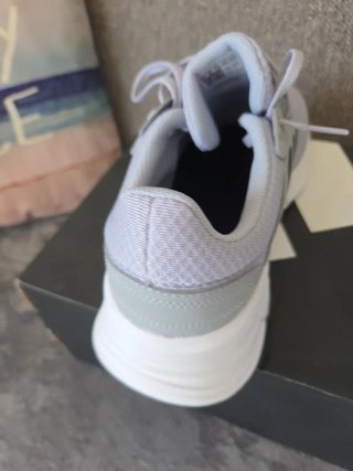 Zapatillas Adidas grises y blancas sin usar