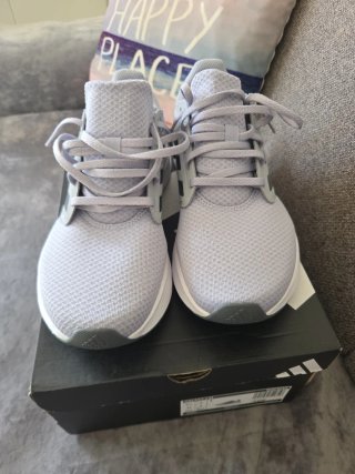 Zapatillas Adidas grises y blancas sin usar