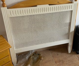 Cabecero de madera y ratán