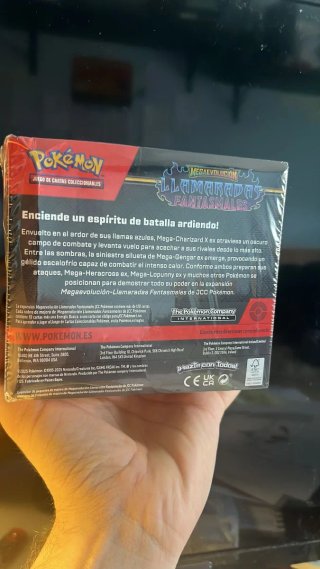 Caja Pokémon Megaevolución Llamaradas Fantasmales