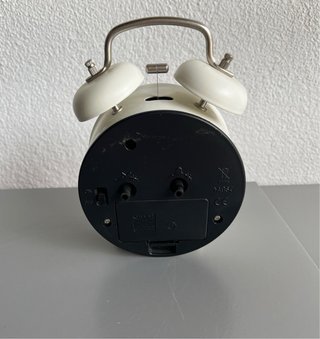 Despertador branco a pilhas