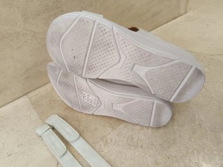 Sandalias cuña piel blancas