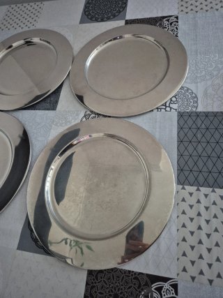 Juego de 4 platos decorativos plateados