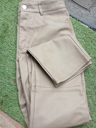 Pantalón H&M Beige Talla 38 Tacto de cuero,en mano