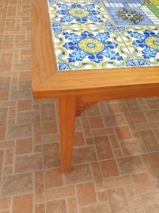 Mesa de madera con diseño de cerámica