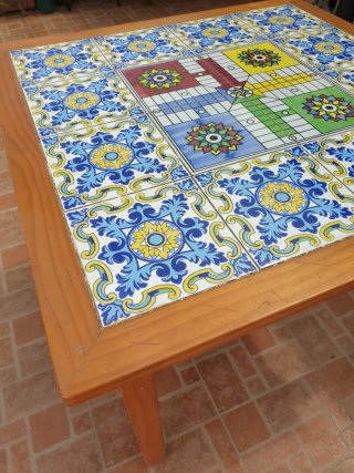 Mesa de madera con diseño de cerámica