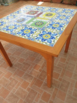 Mesa de madera con diseño de cerámica