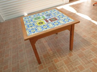 Mesa de madera con diseño de cerámica