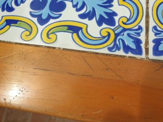 Mesa de madera con diseño de cerámica