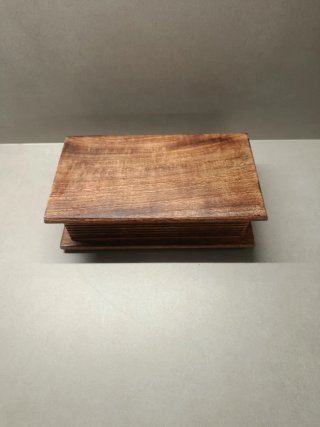 Cajita antigua de madera decorada