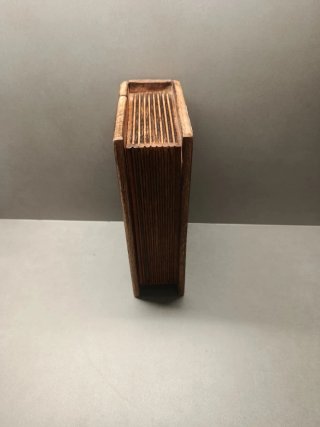 Cajita antigua de madera decorada