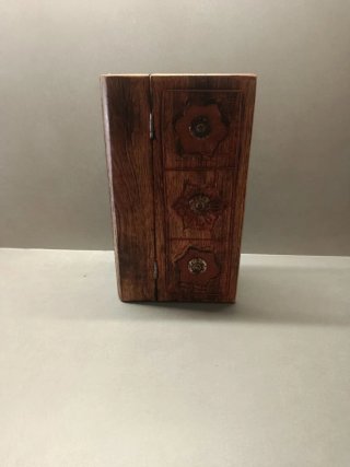 Cajita antigua de madera decorada