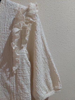 Camiseta manga corta Stradivarius volantes beige
