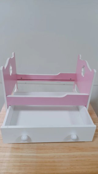Cuna de madera para muñecas