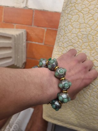 Pulsera étnica con cuentas verdes y doradas