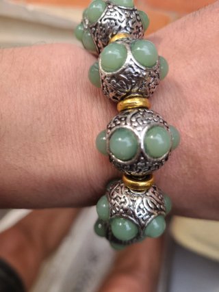 Pulsera étnica con cuentas verdes y doradas