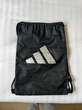 Mochila Adidas Negra, tengo 2 unidades