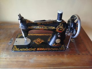 Máquina de coser Alfa antigua de madera