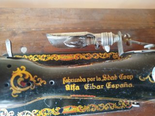 Máquina de coser Alfa antigua de madera
