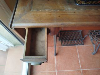 Máquina de coser Alfa antigua de madera