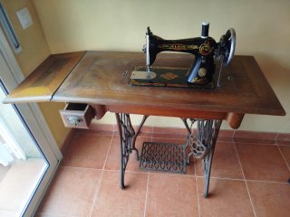 Máquina de coser Alfa antigua de madera