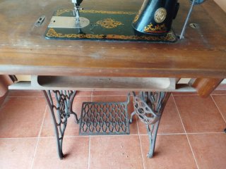 Máquina de coser Alfa antigua de madera