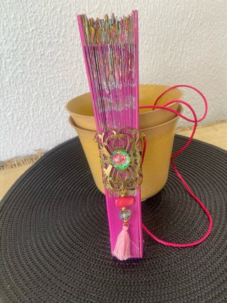 Abanico pintado a mano con colgante