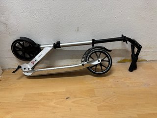 Patinete plegable plateado y negro
