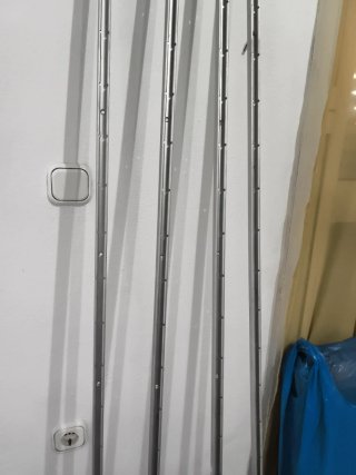 Estructura metálica para estantería de pared
