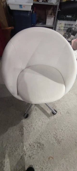 Sillón blanco giratorio con ruedas