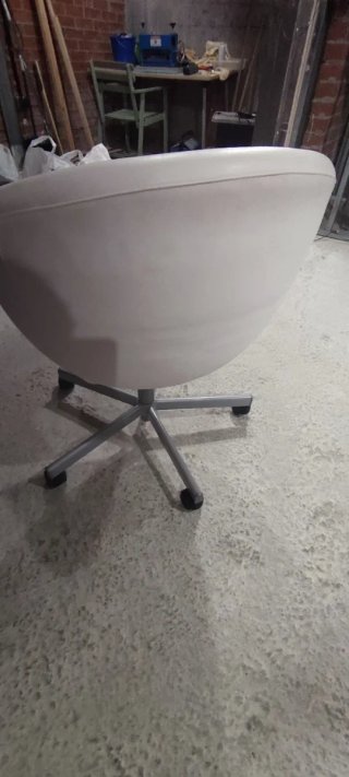 Sillón blanco giratorio con ruedas