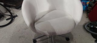 Sillón blanco giratorio con ruedas
