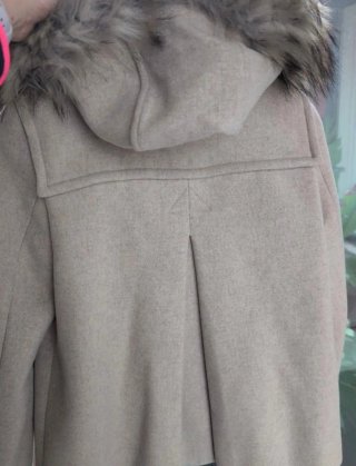 Abrigo mujer beige con capucha y pelo