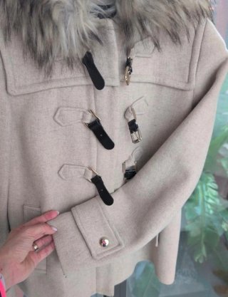 Abrigo mujer beige con capucha y pelo