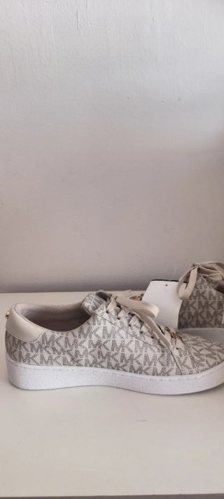 Zapatillas Michael Kors Beige y Blancas