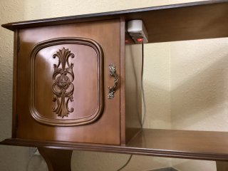Mesita auxiliar de madera con puerta
