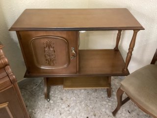 Mesita auxiliar de madera con puerta