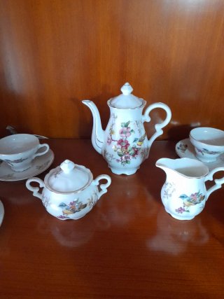 Juego de té/café japonés de porcelana. Falta un pl